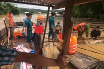 Các lực lượng chức năng giúp đỡ người dân.