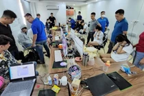 Lực lượng công an bắt giữ các đối tượng có liên quan cùng tang vật vụ án.