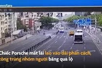 Porsche mất lái đâm trúng nhóm người qua đường