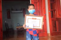 Khen thưởng học sinh lớp 3 nhanh trí cứu bạn đuối nước