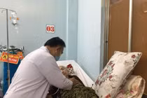 Chăm sóc người cao tuổi khi nắng nóng