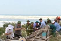 Vùng ven biển đã có gió to, người dân cấp tập chống bão