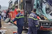 Video: Xe khách bẹp dúm khi va chạm với xe đầu kéo ở Phú Yên 