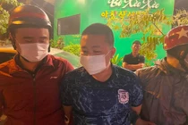 Đối tượng Nguyễn Minh Tuấn (giữa) bị bắt giữ.