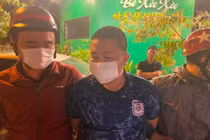 Đối tượng Nguyễn Minh Tuấn (giữa) bị bắt giữ.