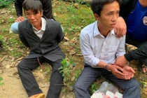 Hai đối tượng bị bắt cùng tang vật.