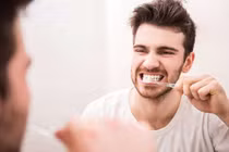 Mòn men vì đánh răng nhiều