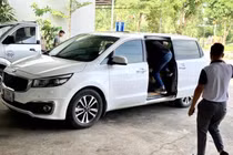 Xe biển trắng, không dán phù hiệu kinh doanh vận tải vô tư gom, đón trả khách tại Hà Nội đi Tuyên Quang.