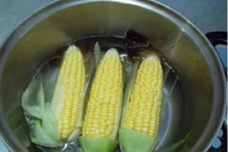 Muối giúp ngô luộc ngon hơn