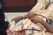 Hà Nội: Đại úy CSGT bị người vi phạm dùng gạch đá tấn công nhập viện cấp cứu