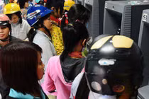 Thẻ từ ATM dễ bị làm giả, chuyển đổi tốn kém