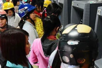 Thẻ từ ATM dễ bị làm giả, chuyển đổi tốn kém