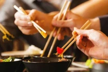 Bệnh từ miệng mà vào: Những cách ăn tai hại của người Việt