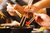 Bệnh từ miệng mà vào: Những cách ăn tai hại của người Việt