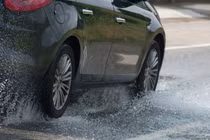 Nguy hiểm chết người: Xe bị "trượt nước" khi trời mưa