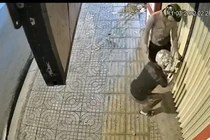 trộm phá cửa lấy điện thoại