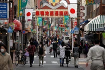 Nhật kêu gọi toàn dân ở nhà sau cảnh báo 400.000 người chết