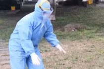 Y tá loạng choạng ra khỏi khu vực cách ly khiến dân mạng bật khóc