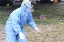 Y tá loạng choạng ra khỏi khu vực cách ly khiến dân mạng bật khóc