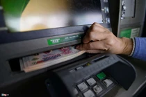 Tài khoản bất ngờ có 5 tỷ chuyển nhầm, thanh niên đặt cọc mua nhà, xe