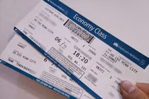 Bộ Tài chính nói gì về tranh cãi niêm yết giá vé máy bay?