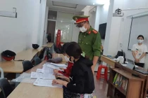 Bất chấp dịch COVID-19, cơ sở dạy tiếng Anh 'Trẻ Trâu' vẫn tụ tập 100 học sinh