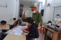 Bất chấp dịch COVID-19, cơ sở dạy tiếng Anh 'Trẻ Trâu' vẫn tụ tập 100 học sinh