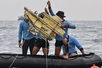 Indonesia xác định vị trí hộp đen máy bay rơi