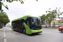 Xe buýt điện chạy thử trên đường phố Hà Nội.