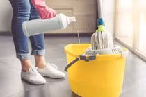 Đeo găng tay khi dùng hóa chất tẩy rửa