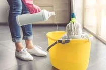 Đeo găng tay khi dùng hóa chất tẩy rửa