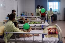 Thời tiết bất thường: Trẻ nhập viện mắc đồng loạt nhiều bệnh tăng cao