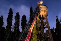 Cảnh sát vừa hát vừa giải cứu thai phụ mắc Covid-19 trèo lên tháp nước 