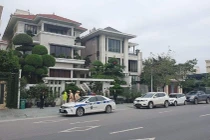 Lực lượng chức năng tiến hành khám nhà riêng nguyên Chủ tịch UBND TP Hạ Long, ông Phạm Hồng Hà.