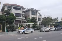 Lực lượng chức năng tiến hành khám nhà riêng nguyên Chủ tịch UBND TP Hạ Long, ông Phạm Hồng Hà.