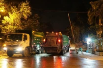 Xe chở rác tấp nập chạy “xuyên màn đêm” sau 4 ngày ùn ứ tại Hà Nội