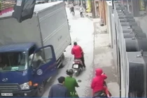 Rùng mình cảnh mẹ bất cẩn để con rơi xuống đường, suýt chết dưới bánh xe tải