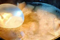 Lớp bọt khí thường gặp khi chế biến thực phẩm có độc hại?