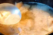 Lớp bọt khí thường gặp khi chế biến thực phẩm có độc hại?