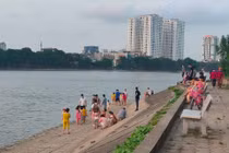 “Phớt lờ” lệnh cấm, người dân Thủ đô vẫn vô tư bơi lội giữa mùa dịch