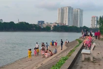 “Phớt lờ” lệnh cấm, người dân Thủ đô vẫn vô tư bơi lội giữa mùa dịch