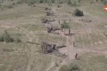 Pháo binh xe kéo Nga diễn tập bắn đạn thật chống khủng bố