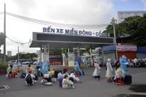Hình ảnh hàng nghìn người dân được hỗ trợ rời TP.HCM về quê