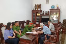 Ông Nguyễn Trọng Hòa ký nhận văn bản quyết định khởi tố. 