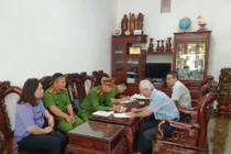 Ông Nguyễn Trọng Hòa ký nhận văn bản quyết định khởi tố. 