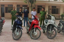 Các đối tượng cùng tang vật bị bắt giữ. Ảnh: Công an tỉnh Nghệ An.