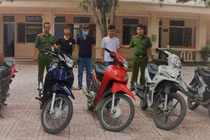 Các đối tượng cùng tang vật bị bắt giữ. Ảnh: Công an tỉnh Nghệ An.