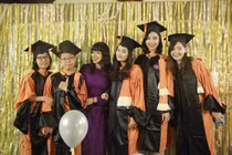 Chuyện kể tiến sỹ áo dài