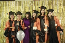 Chuyện kể tiến sỹ áo dài