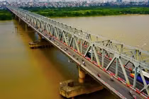 Lắp tấm chống ồn ở cầu Chương Dương